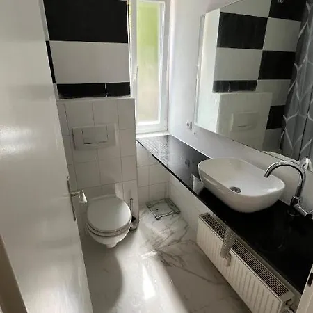 Cozy And Modern 1 Bedroom 3 Apartment *